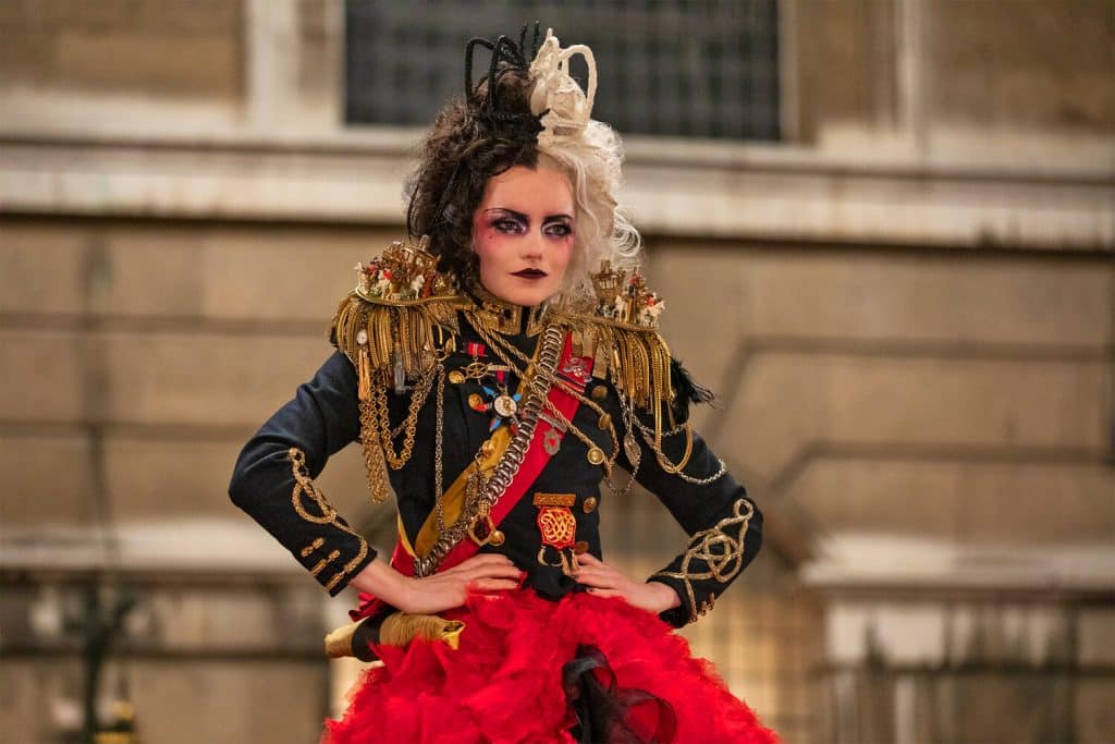 Disney rivela una serie di scatti fashion dal film Cruella (FOTO)